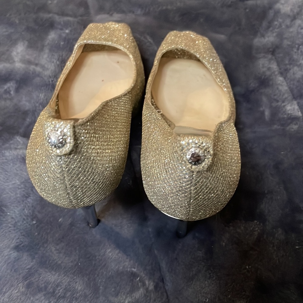 Michael Kors Woman’s Metallic York Glitter Platform peep-toe pump. - Picture 6 of 6